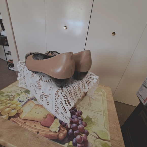 Salvatore Ferragamo Gancini Low Heel Taupe/Black Low Heel Pumps 9B - Picture 5 of 11